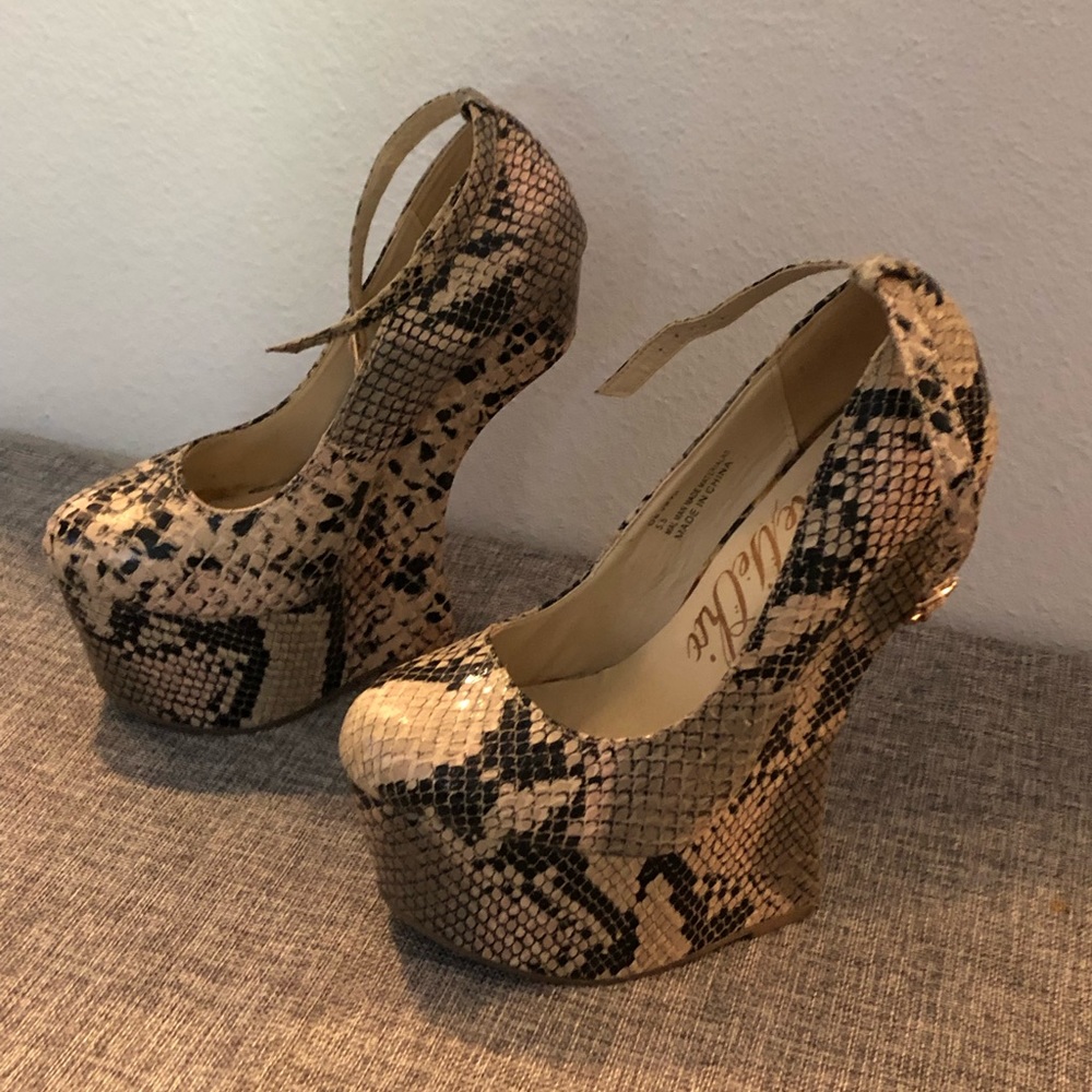 Gorgeous Snake Print Style Heels - image 1
